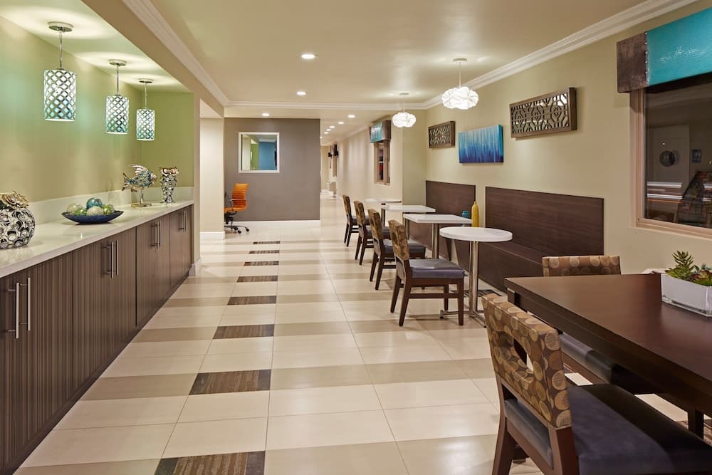 Eden Roc Inn & Suites