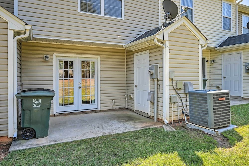 Cozy Greensboro Townhome ~ 7 Mi to UNC Campus