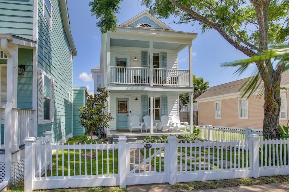 Walk to The Strand: Historic Galveston Home!