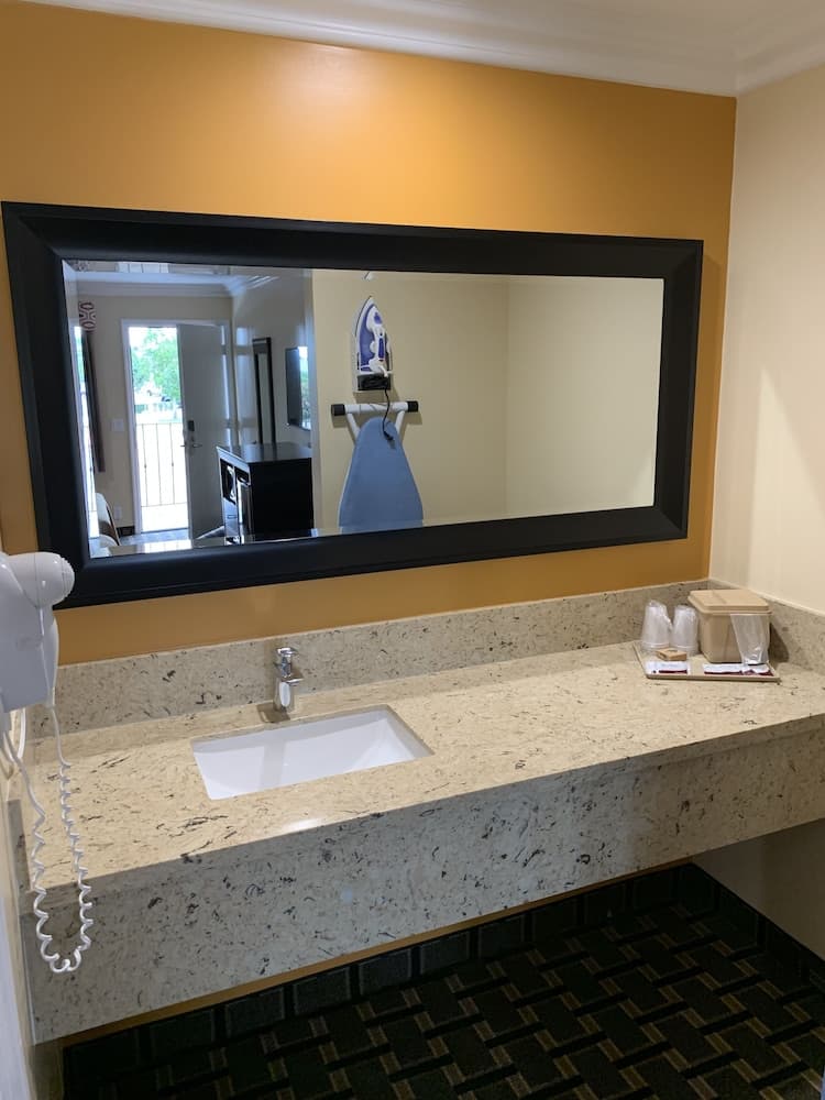 Ontario Inn & Suites