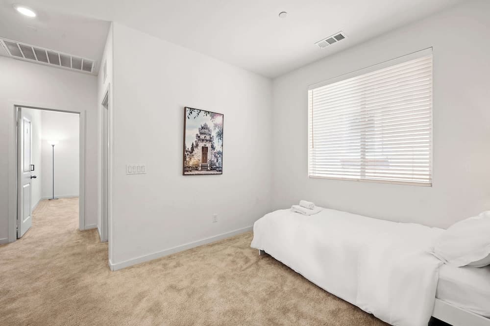 Sunny & Stylish Near LA 4BR Home w Desks & Lounge