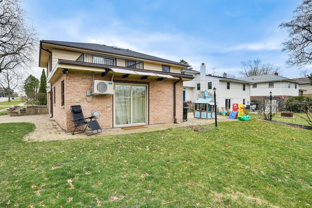 Family-friendly Villa Park Home: 16 Mi to Chicago!