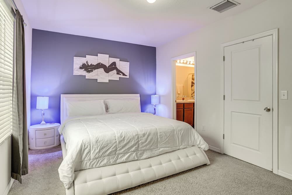Modern Family Townhome w/ Patio in Riverview!