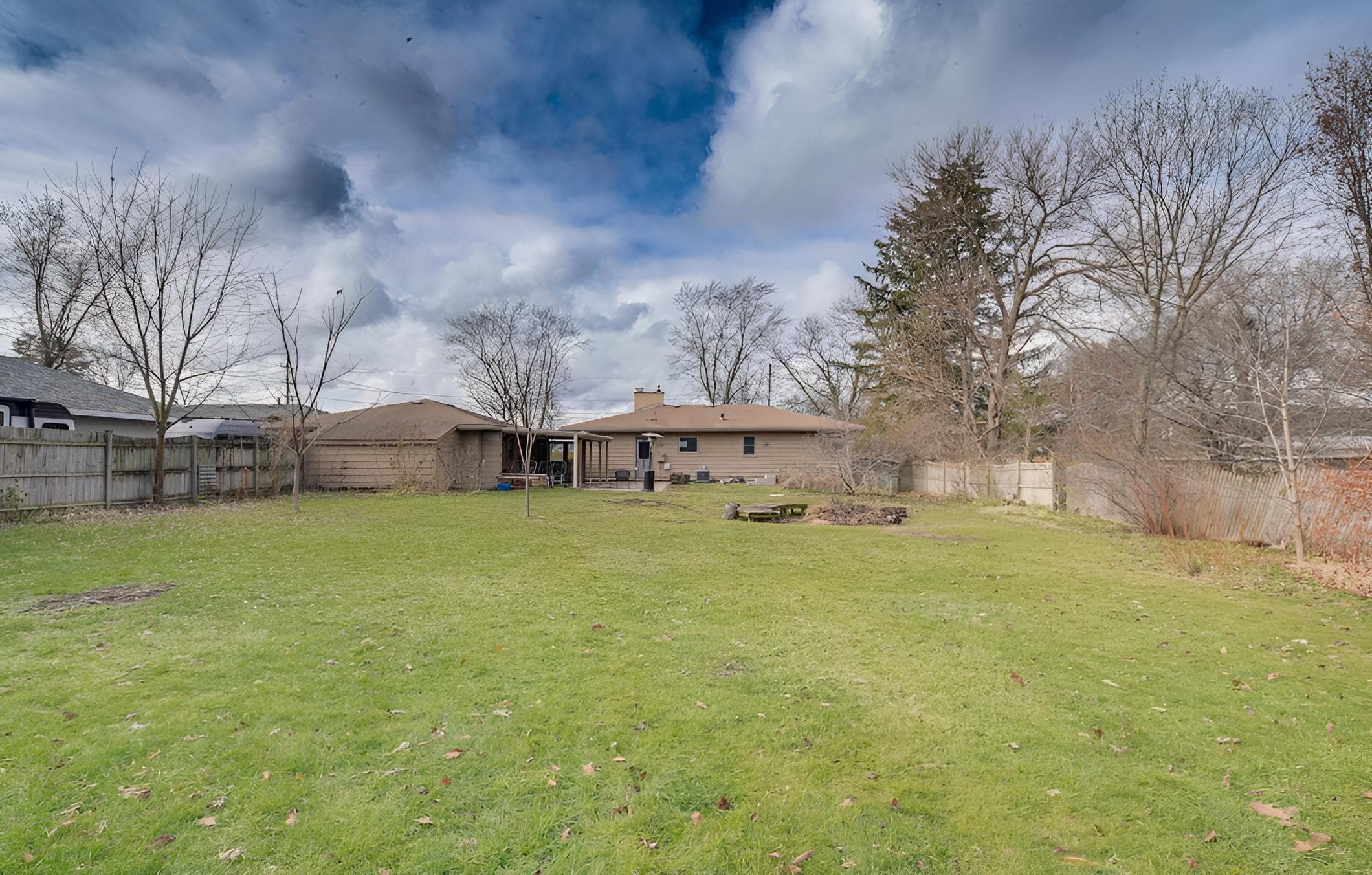 Cozy Lisle Home w/ Fenced Backyard: Pets Welcome!