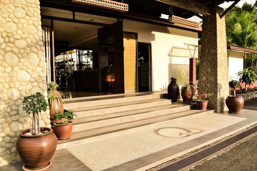Qi Hotel and Club