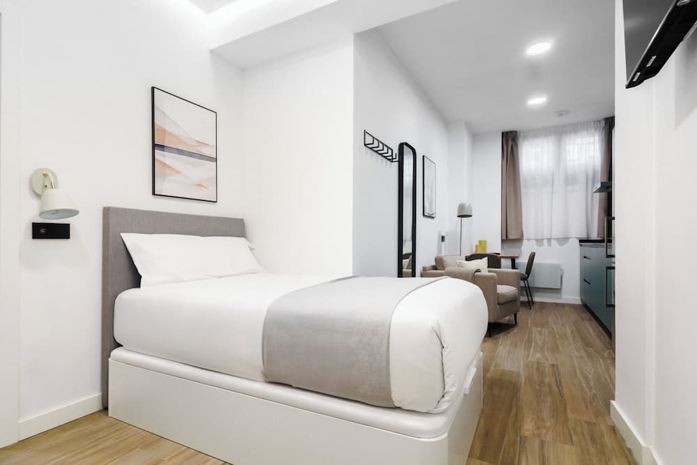 Limehome Piraeus Iris
