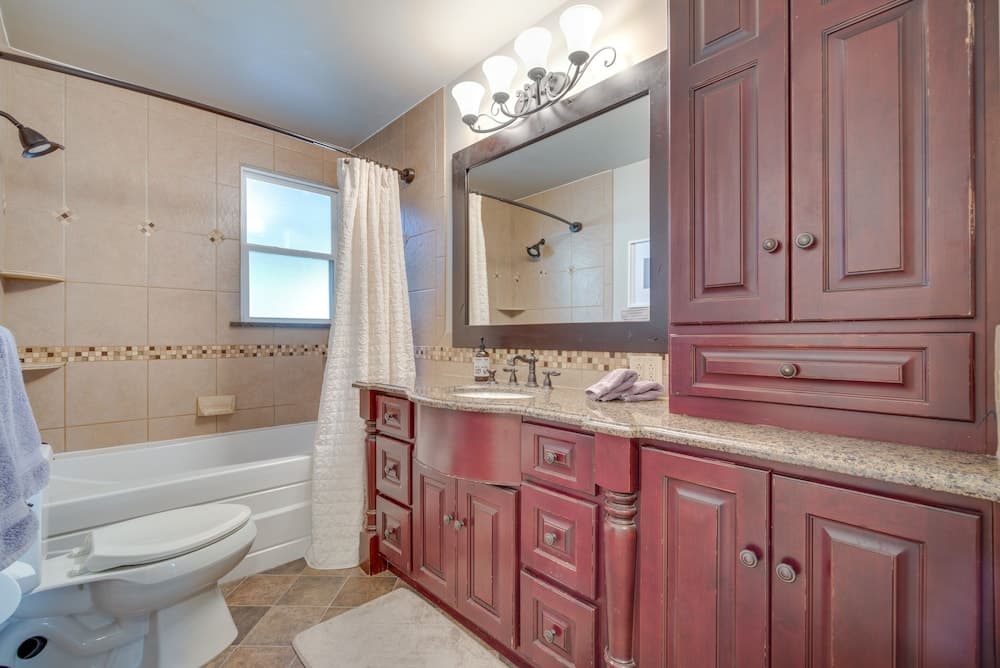 Charming Getaway, Walk to Windsor Lake & Downtown!
