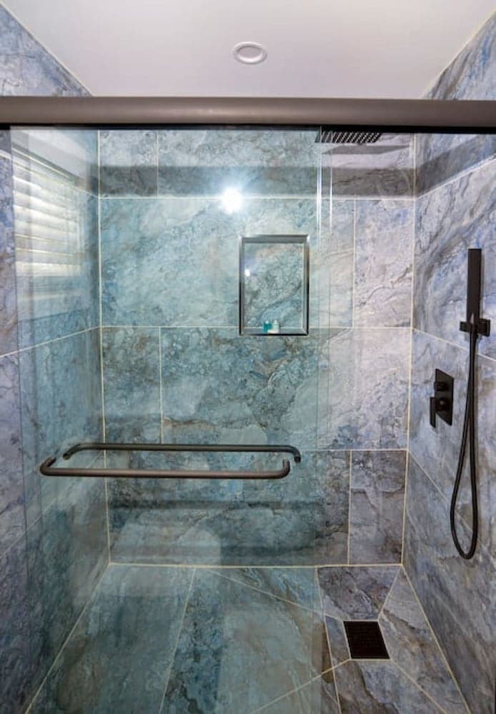 Lake Access 4 Bed 3 Bath HOT TUB