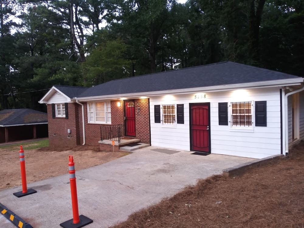Spacious 3 Bedroom Home With Full Kitchen - Minutes From ATL Airport! 3 Home by Redawning