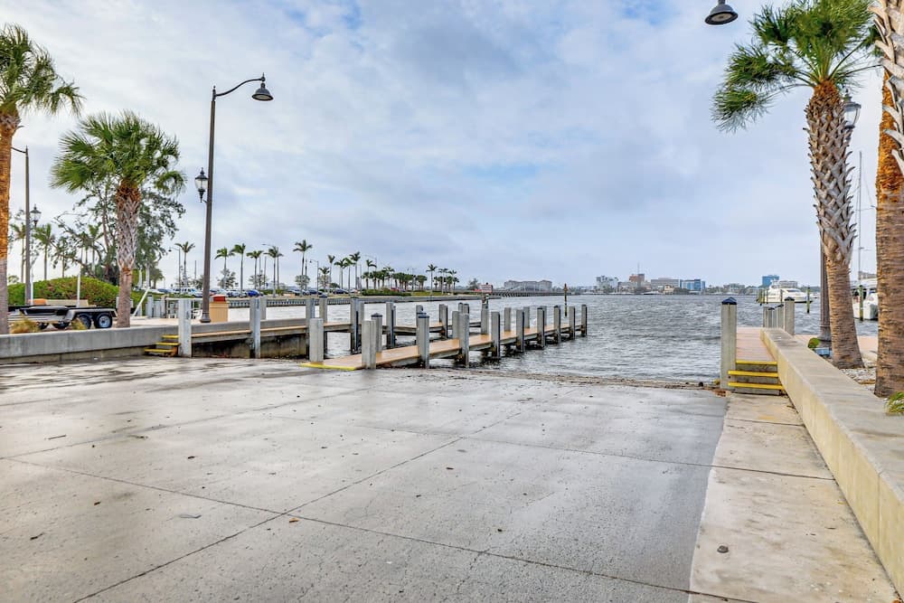 Walk to Manatee River: Palmetto Unit w/ Sunroom