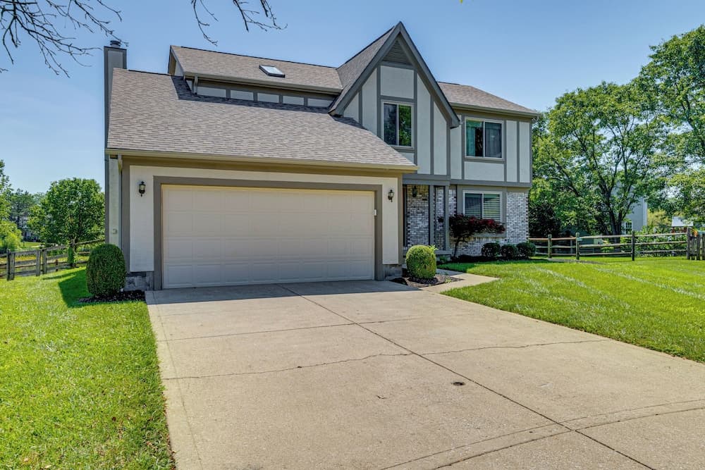 Families Welcome: Lake-view Home, 2 Mi to Gahanna!