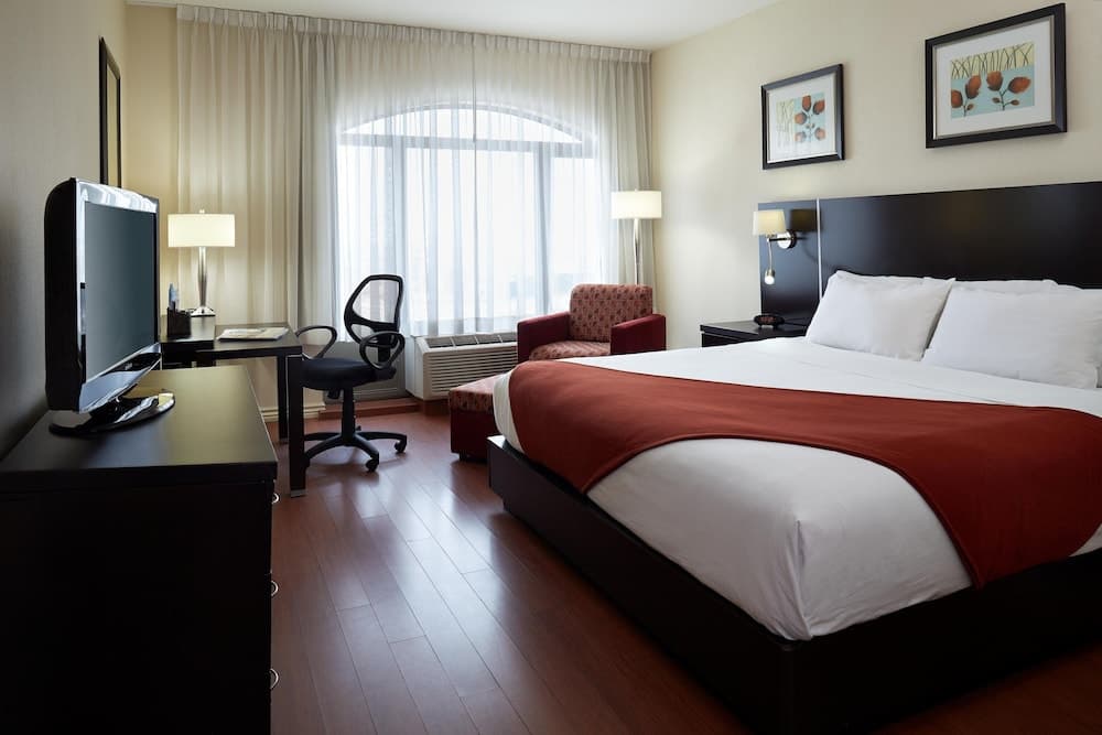 Holiday Inn & Suites Montreal Airport by IHG