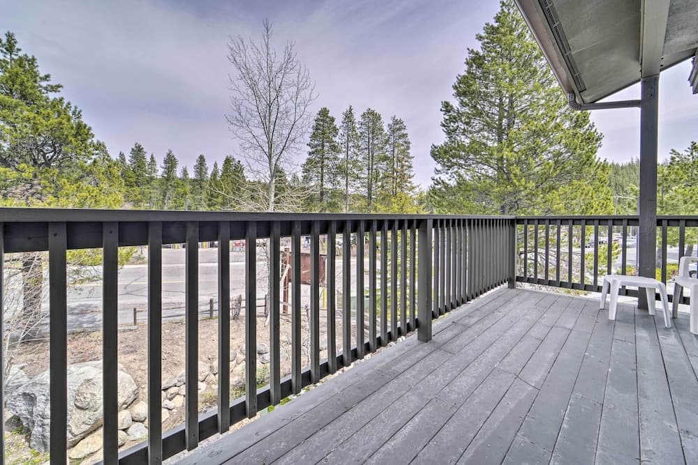2 Mi to Donner Lake: Walkable Truckee Condo!