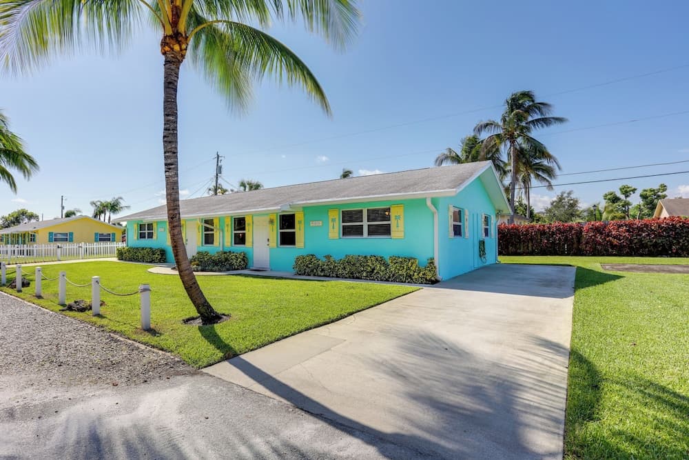 Pet-friendly Palm Beach Pad - 1 Mi to the Ocean!