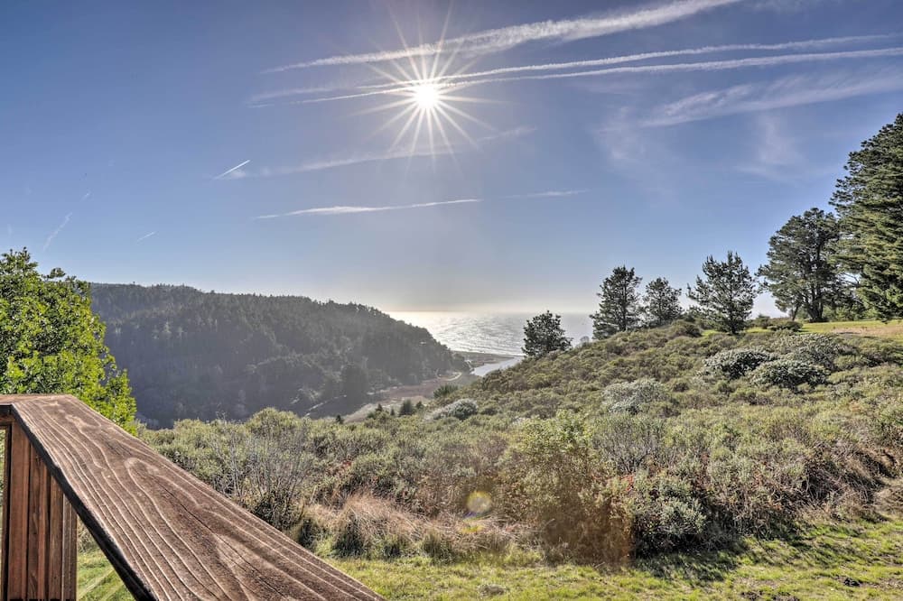 Romantic Ridgetop Escape w/ Hot Tub Near Mendocino