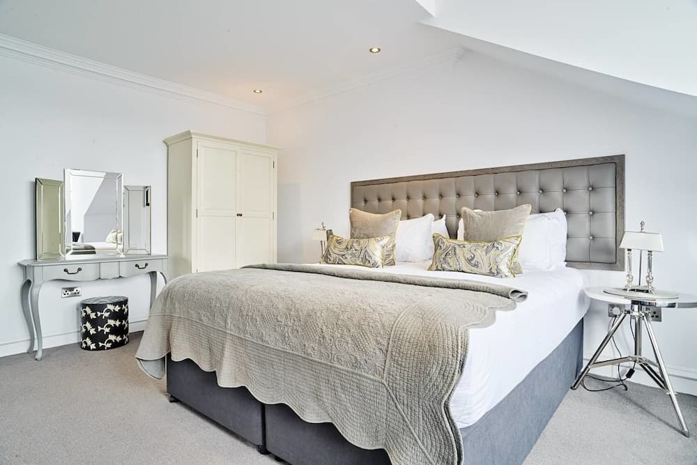 JOIVY Luxury George Street Apartments: Castle Suite