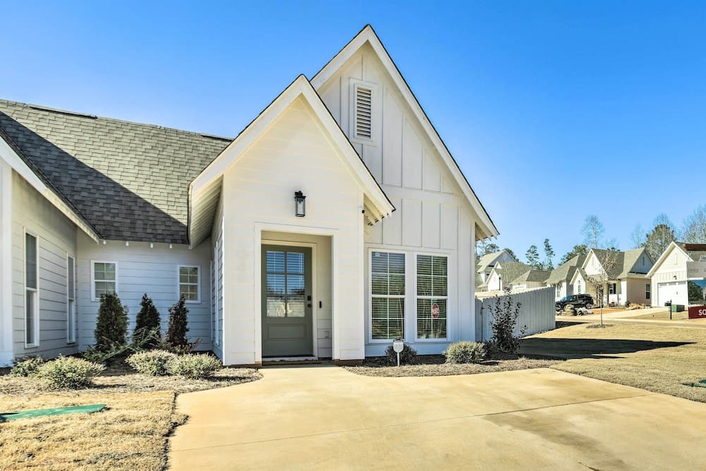 Opelika Townhome w/ Central A/C + Heating!