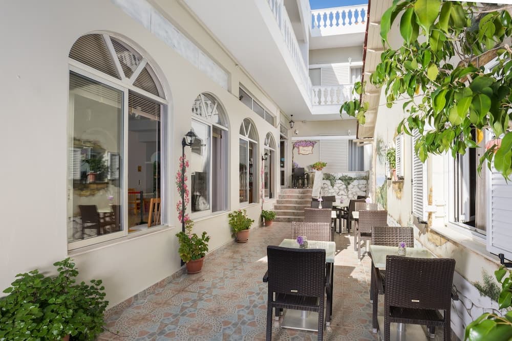 Bella Vista Beach Hotel and Studios