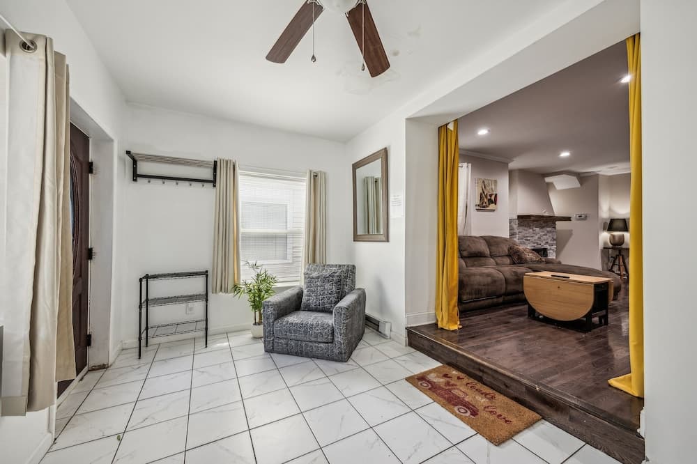Elegant 5br Townhome In Prime Location 5 Bedroom Townhouse by RedAwning
