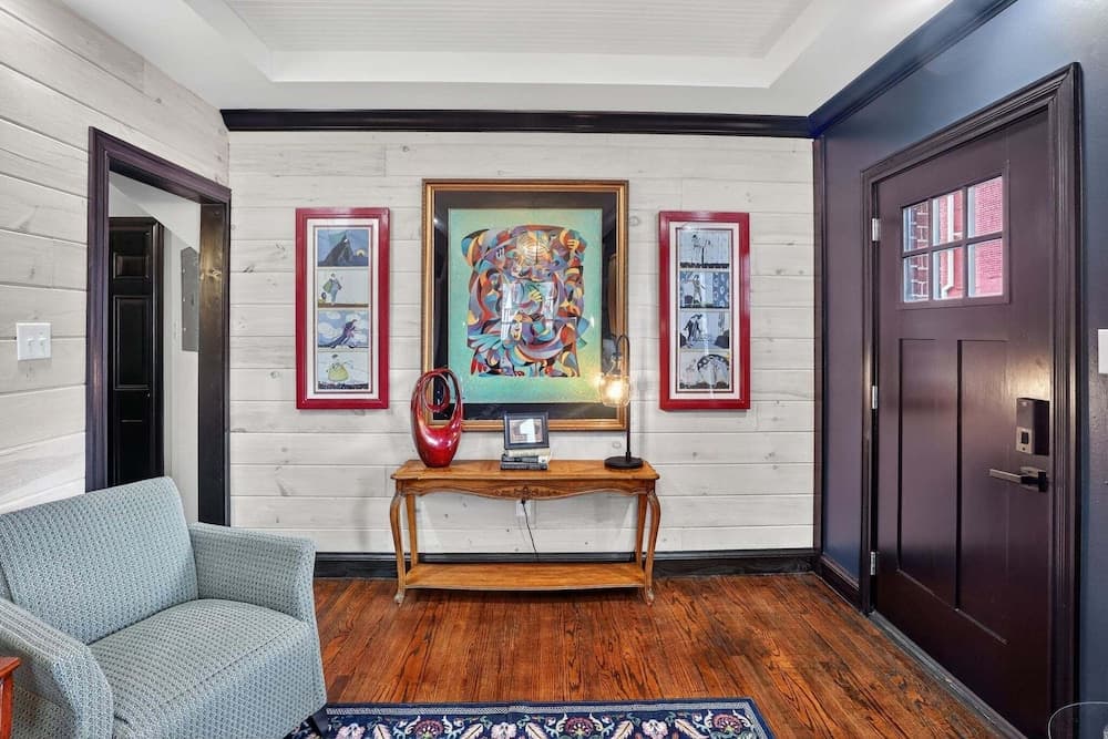 Historic 1920s Stay, Columbia House Unit A 1 Bedroom Apts