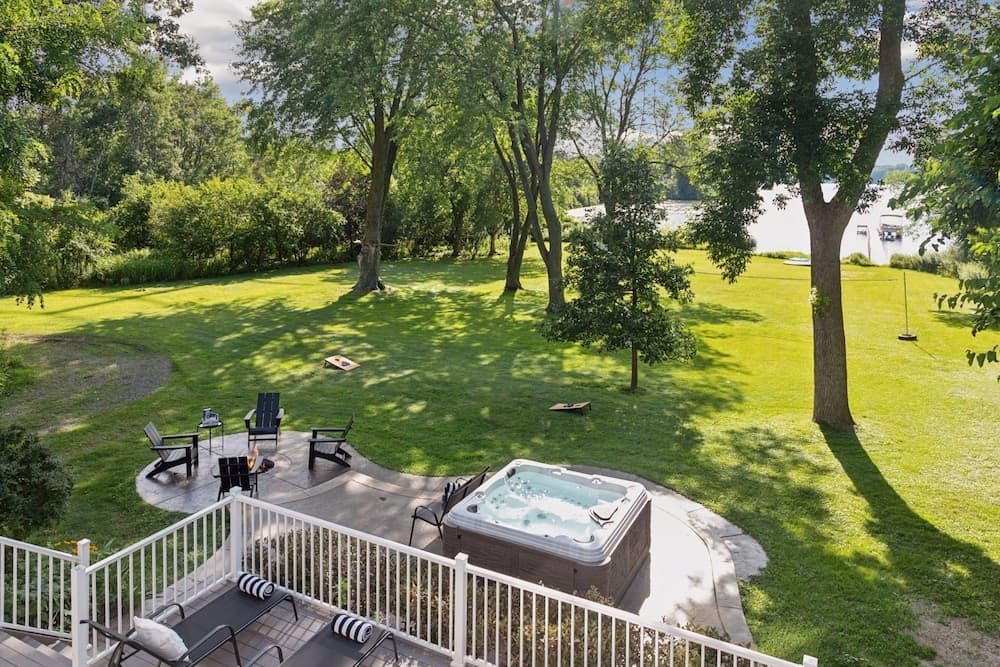 Lakefront Getaway: Sauna, Hot Tub, Firepit & More! 3 Bedroom Home by RedAwning