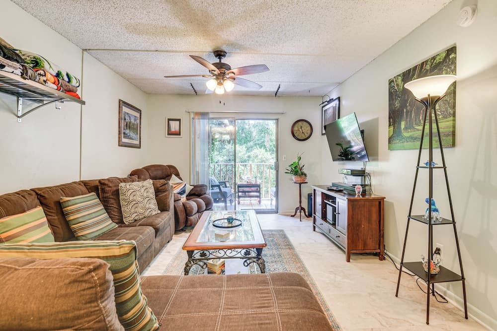 Pool & Beach Access: Lovely Mary Esther Condo!