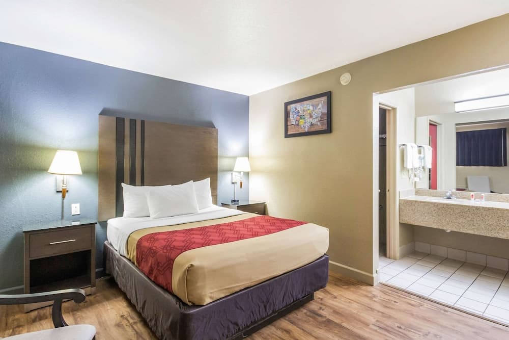 Econolodge Inn & Suites