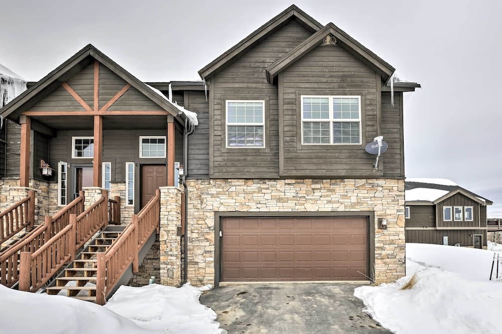Luxe Rocky Mtn Retreat w/ Hot Tub - By Winter Park