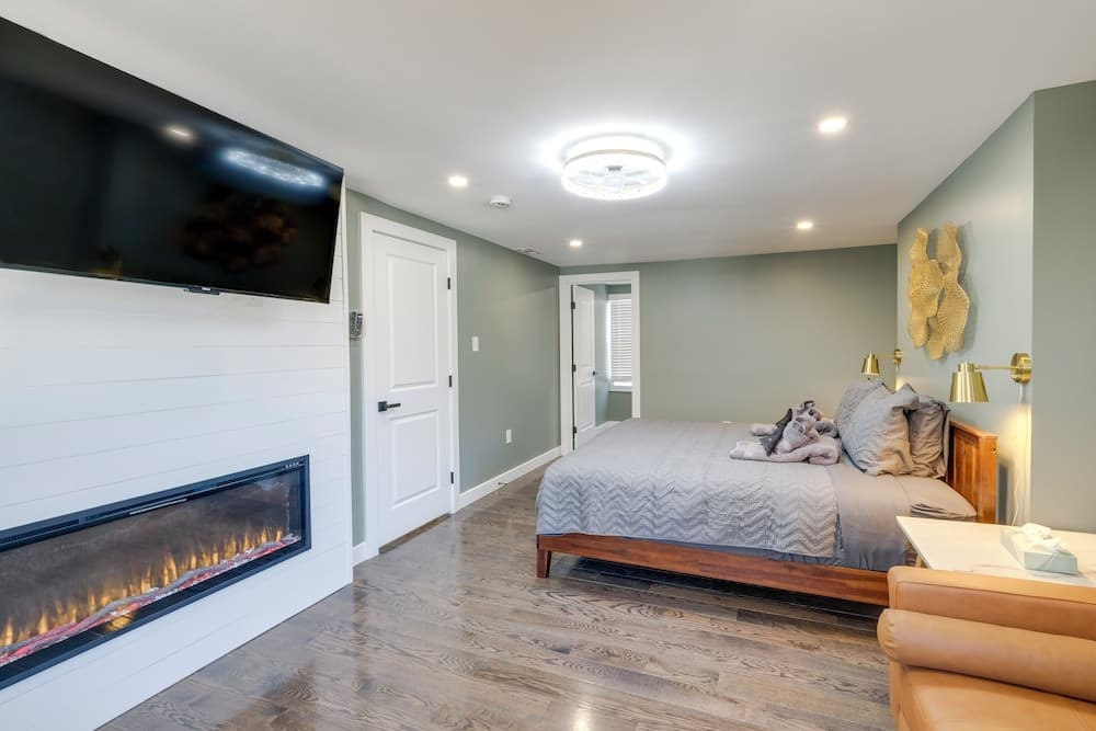 Family Friendly: Modern Retreat in Fort Washington
