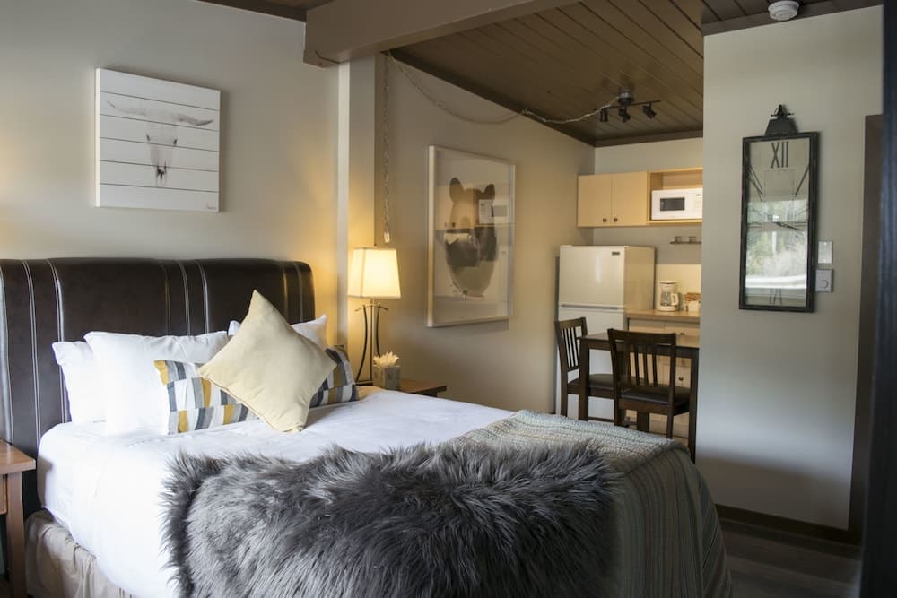 Yamnuska Suites