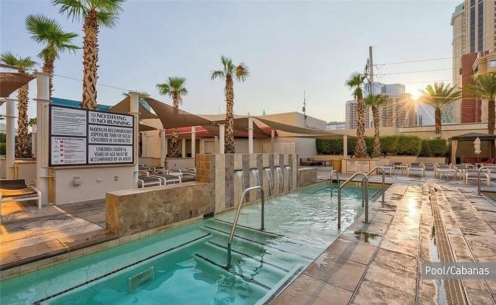 STRIP VIEW Premier King MGM Signature