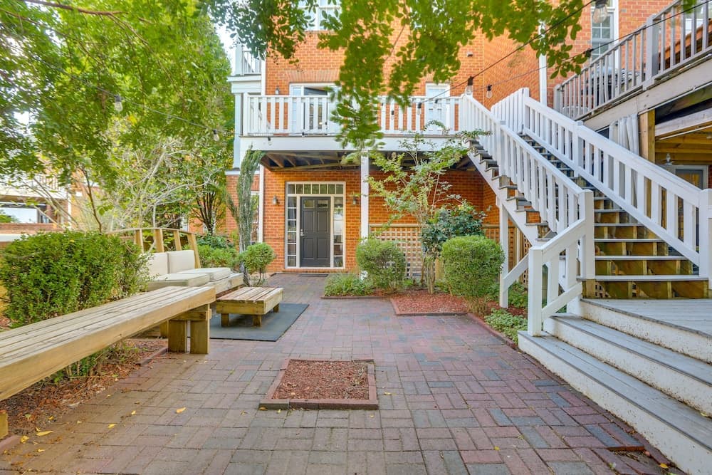 Greensboro Townhome w/ Deck - Walk to Downtown