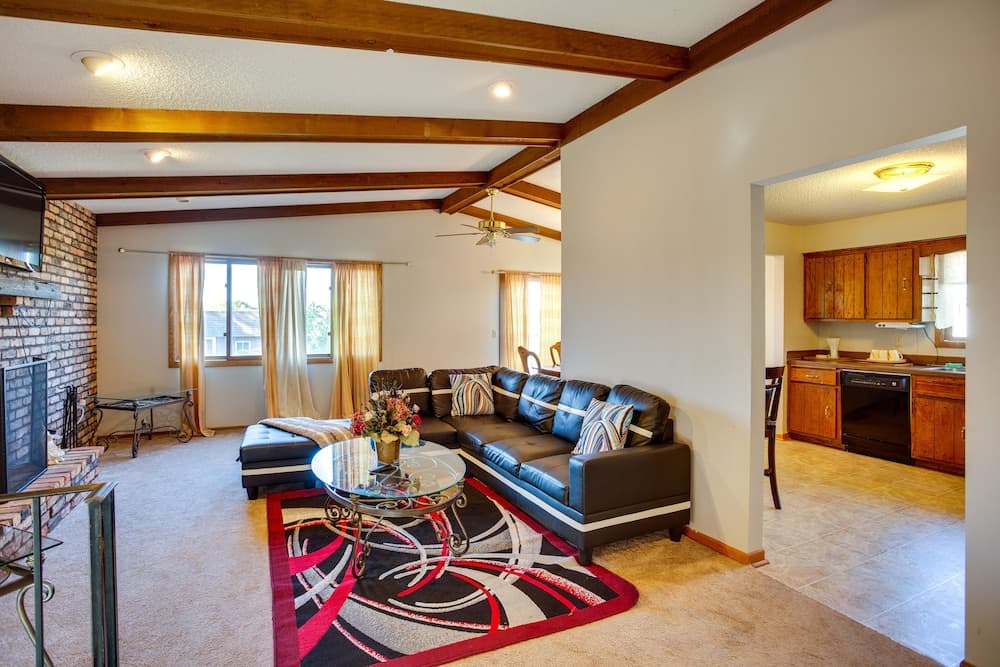 Spacious Family Home: 11 Mi to Dtwn Minneapolis!