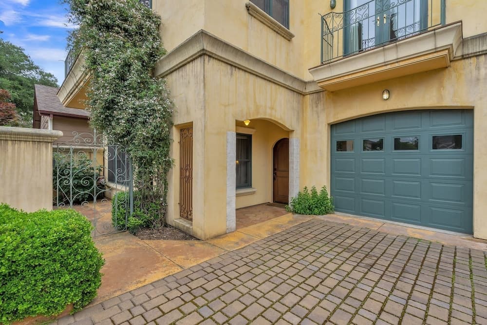 Cypress House & Studio, Walk To Healdsburg Plaza 3 Bedroom Home by RedAwning