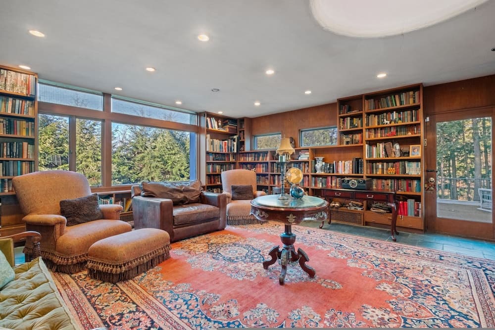 Spacious Dartmouth College Home on Occum Pond