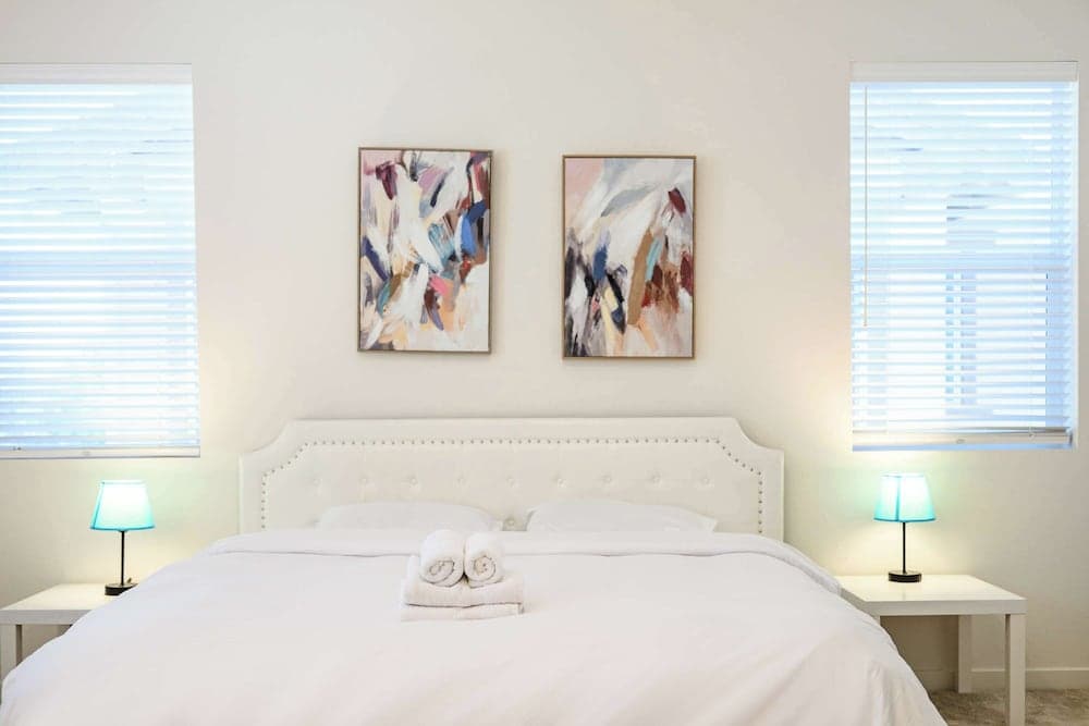 Sunny & Stylish Near LA 4BR Home w Desks & Lounge