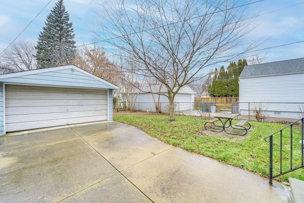 Wfh-friendly Home in Dearborn: Dogs Welcome!