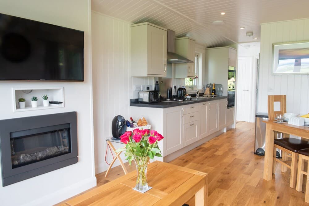 Super King Lodge-sleeps 2-hottub-sea View