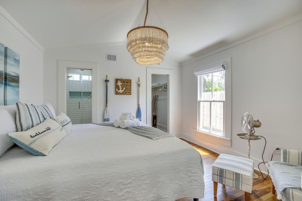 Walk to The Strand: Historic Galveston Home!