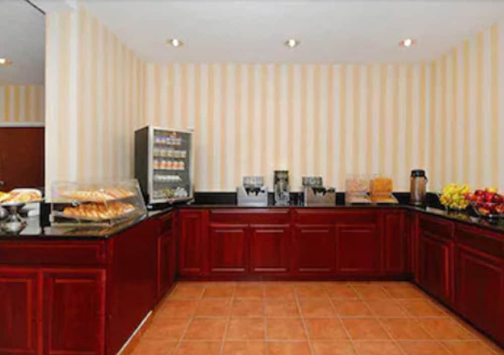 Chocolate Express Hotel & Suites Hershey