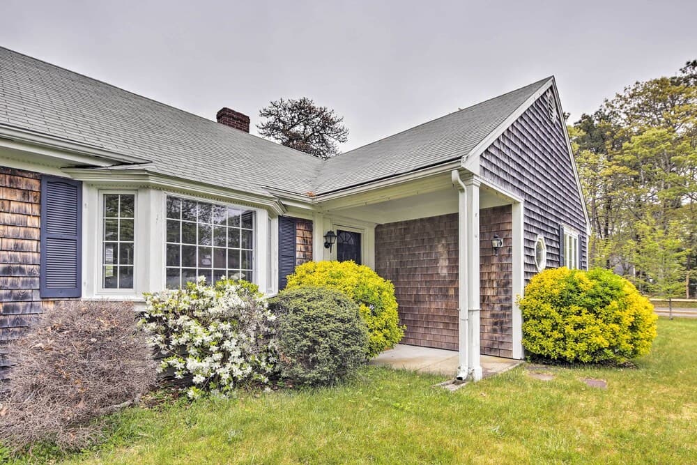 Spacious Getaway W/deck - Walk to Nantucket Sound!