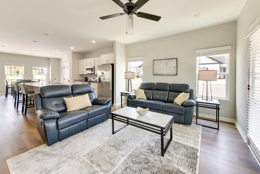 5 Mi to Auburn University: Sleek Townhome w/ Patio