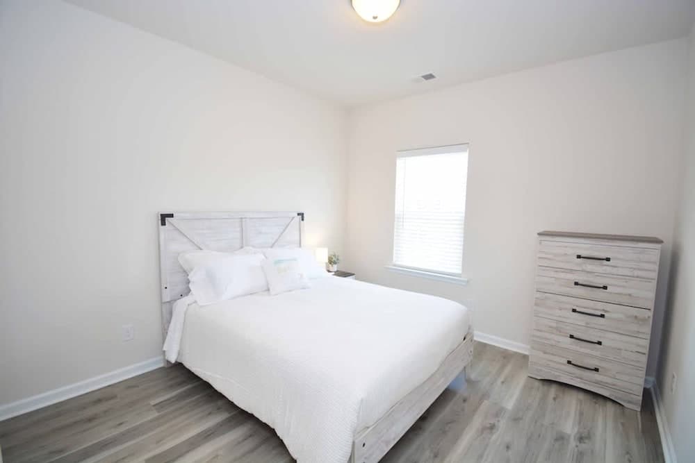 Getaway on Mclernon - Top Notch Mid Term Stay