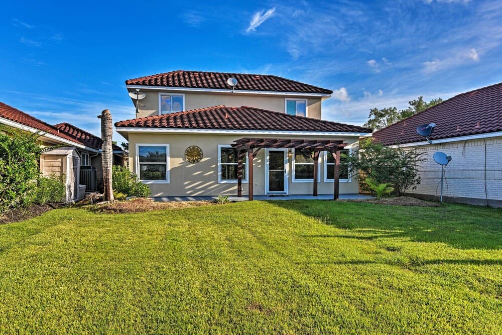 Walk to Ocean: Lakefront Dickinson Stucco House!