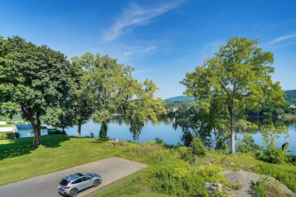 Canalfront Waterford Apartment on Hudson River