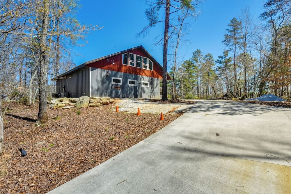 Romantic, Cozy Loft w/ Yard, 5 Miles to Clemson