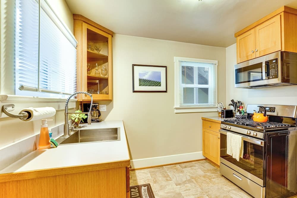 Inviting 1BR Patio Full Kitchen