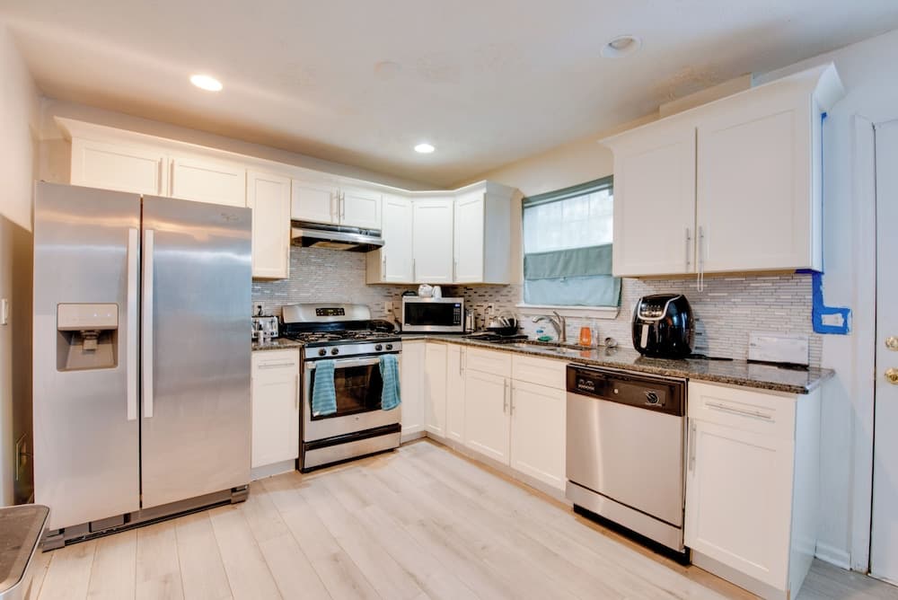 Lovely Atlanta Home w/ Yard Near Cedar Grove Lake