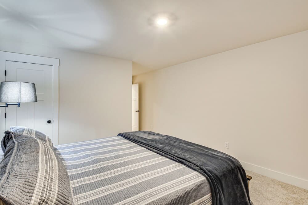 5 Mi to Memorial Stadium & Beach: Modern Townhome