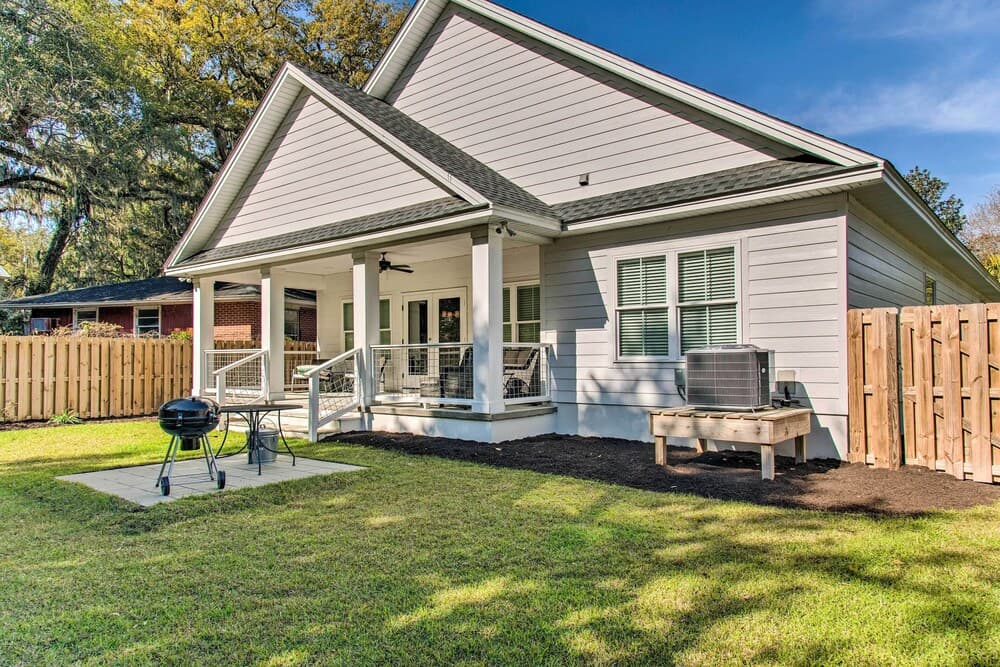 Chic St Simons Island Vacation Rental w/ Backyard